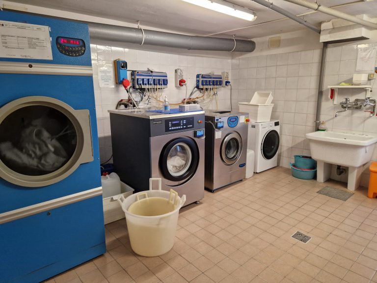 La lavanderia ha quattro lavatrici di dimensioni diverse, di cui una molto grande. È inoltre presente un lavabo.