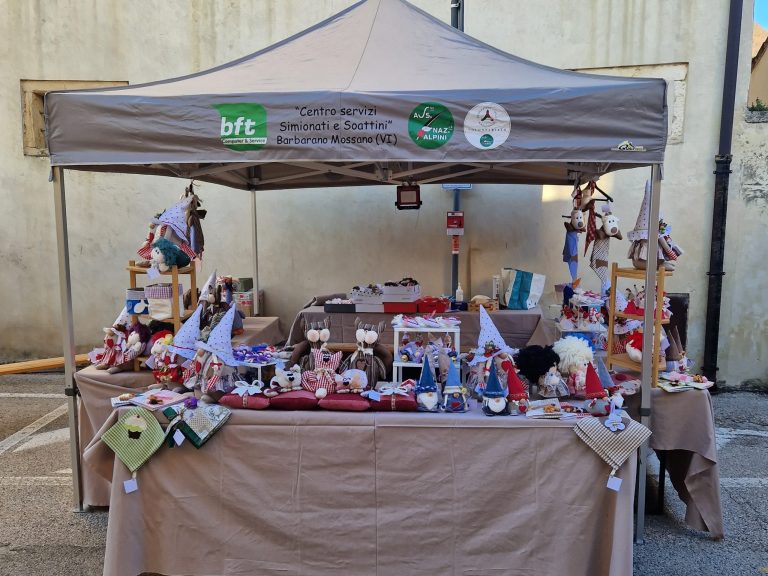 Il gazebo della casa di riposo in una fiera è ricco di pupazzi di stoffa e oggetti come presine o canovacci.