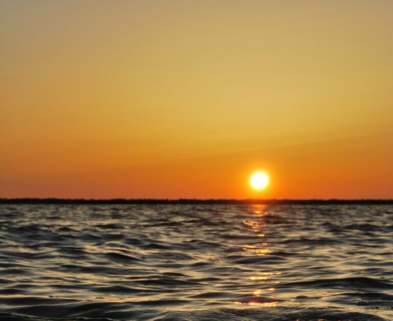 SOLE IN TRAMONTO SUL MARE
